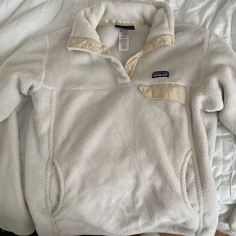 White Patagonia fleece, size M